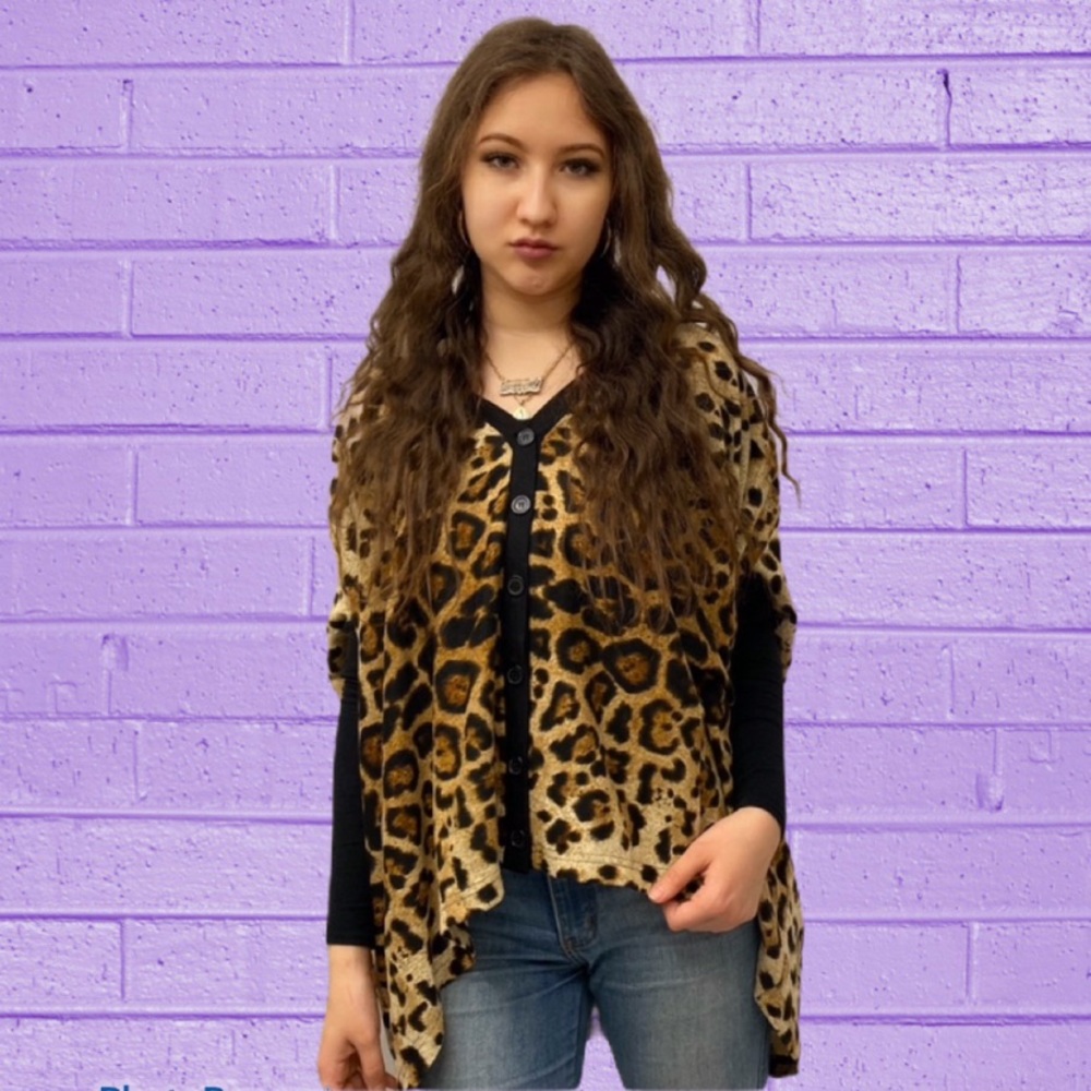 LosAngeles Leopard Print Button Down Poncho